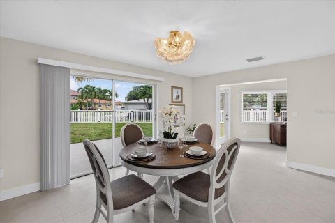 House in Treasure Island, Florida 3 bedrooms, 188.03 sq.m. № 2406603 - photo 15