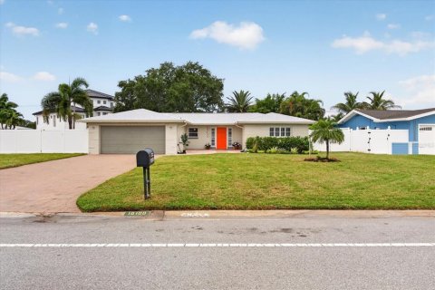 House in Treasure Island, Florida 3 bedrooms, 188.03 sq.m. № 2406603 - photo 3