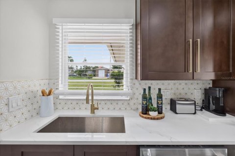 House in Treasure Island, Florida 3 bedrooms, 188.03 sq.m. № 2406603 - photo 9