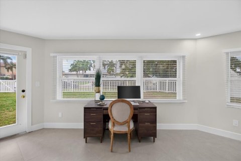 House in Treasure Island, Florida 3 bedrooms, 188.03 sq.m. № 2406603 - photo 20
