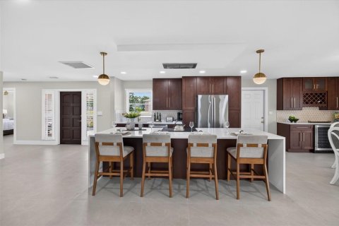 House in Treasure Island, Florida 3 bedrooms, 188.03 sq.m. № 2406603 - photo 6