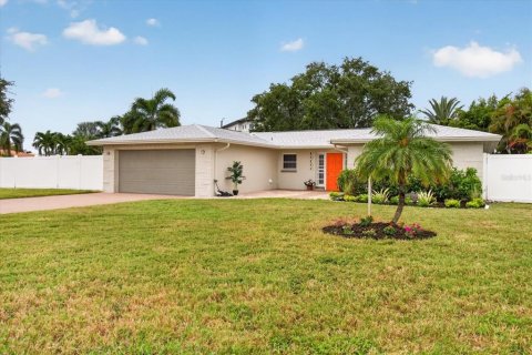 House in Treasure Island, Florida 3 bedrooms, 188.03 sq.m. № 2406603 - photo 2