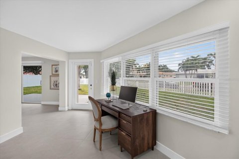 House in Treasure Island, Florida 3 bedrooms, 188.03 sq.m. № 2406603 - photo 21