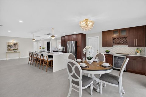 House in Treasure Island, Florida 3 bedrooms, 188.03 sq.m. № 2406603 - photo 13
