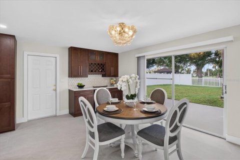 House in Treasure Island, Florida 3 bedrooms, 188.03 sq.m. № 2406603 - photo 14