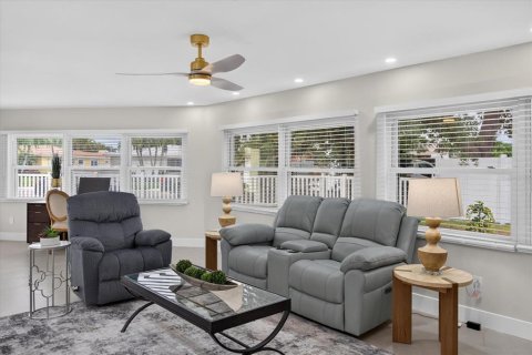 House in Treasure Island, Florida 3 bedrooms, 188.03 sq.m. № 2406603 - photo 18