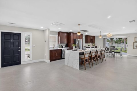House in Treasure Island, Florida 3 bedrooms, 188.03 sq.m. № 2406603 - photo 7