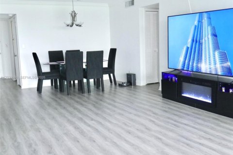 Снять в аренду квартиру в Помпано-Бич, Флорида 2 спальни, 102.19м2, № 2089576 - фото 2