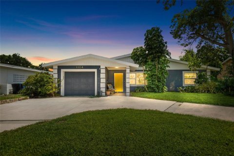 House in Saint Petersburg, Florida 3 bedrooms, 134.52 sq.m. № 2223584