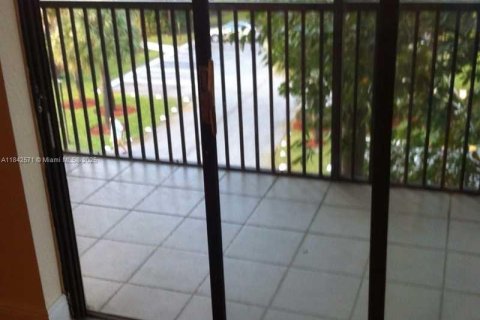Condo in Lauderhill, Florida, 1 bedroom  № 1935756 - photo 5