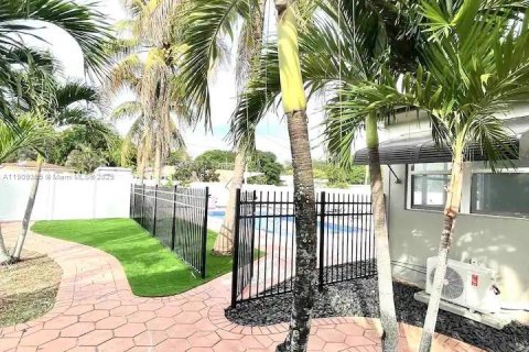 Снять в аренду виллу или дом в Холливуд, Флорида 1 спальня, 83.61м2, № 1965001 - фото 8