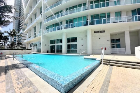 Condo in Miami, Florida, 2 bedrooms  № 2032673 - photo 16