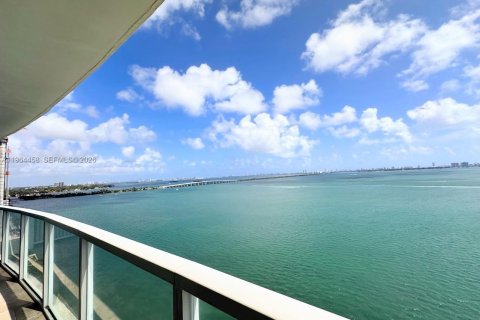 Condo in Miami, Florida, 2 bedrooms  № 2032673 - photo 12