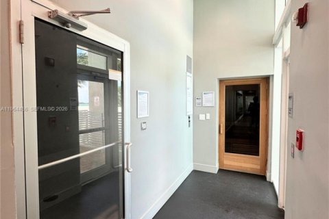 Condo in Miami, Florida, 2 bedrooms  № 2032673 - photo 21