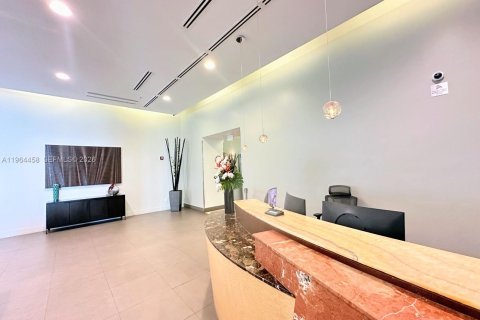 Condo in Miami, Florida, 2 bedrooms  № 2032673 - photo 18