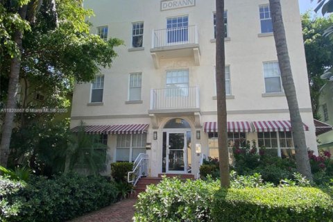 Condo in Miami Beach, Florida  № 1800907 - photo 1