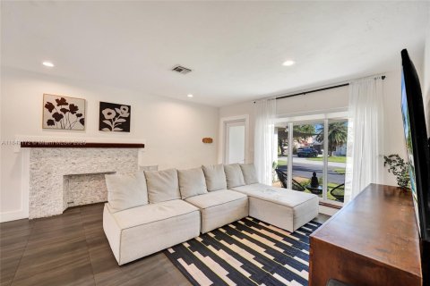 Casa en venta en Hollywood, Florida, 2 dormitorios, 113.34 m2 № 1834509 - foto 3