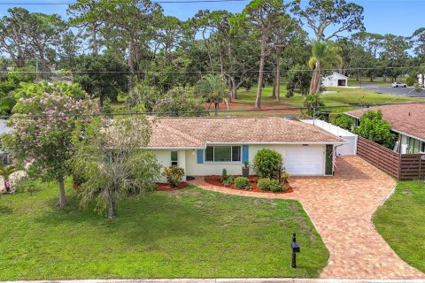 House in Sarasota, Florida 2 bedrooms, 138.05 sq.m. № 1824203 - photo 1