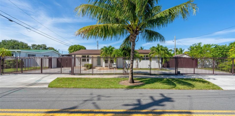 Casa en Fort Lauderdale, Florida 4 dormitorios, 197.23 m2 № 1831020