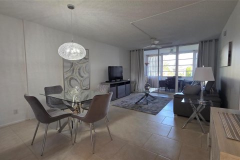 Copropriété à vendre à Lauderdale Lakes, Floride: 1 chambre, 65.5 m2 № 2265132 - photo 2