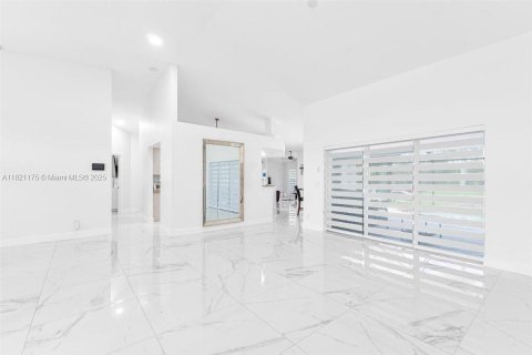 Casa en venta en Port Charlotte, Florida, 3 dormitorios, 201.23 m2 № 1982486 - foto 11