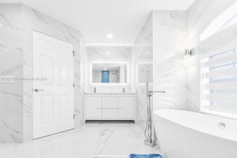 Casa en venta en Port Charlotte, Florida, 3 dormitorios, 201.23 m2 № 1982486 - foto 6