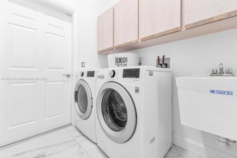 Casa en venta en Port Charlotte, Florida, 3 dormitorios, 201.23 m2 № 1982486 - foto 24