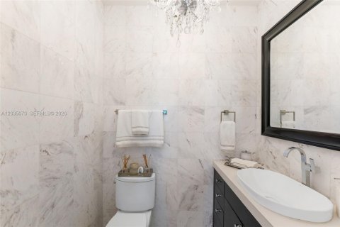 Villa ou maison à vendre à Miami, Floride: 5 chambres, 524.62 m2 № 2270088 - photo 11
