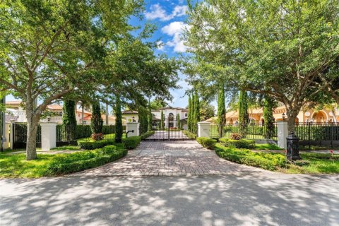 Villa ou maison à vendre à Miami, Floride: 5 chambres, 524.62 m2 № 2270088 - photo 2
