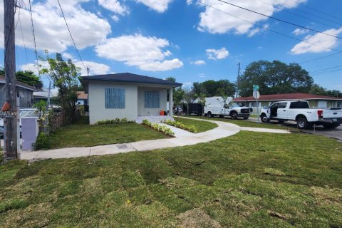 House in Miami, Florida 4 bedrooms, 130.06 sq.m. № 1946625 - photo 2