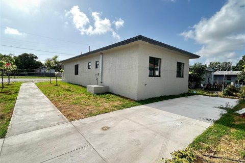 House in Miami, Florida 4 bedrooms, 130.06 sq.m. № 1946625 - photo 7