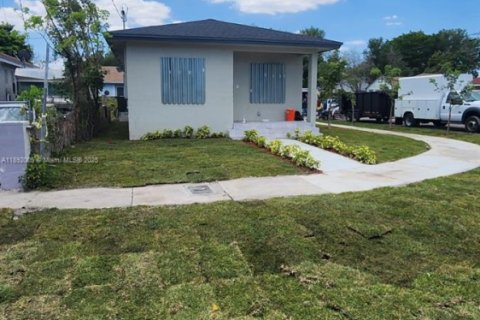 House in Miami, Florida 4 bedrooms, 130.06 sq.m. № 1946625 - photo 4