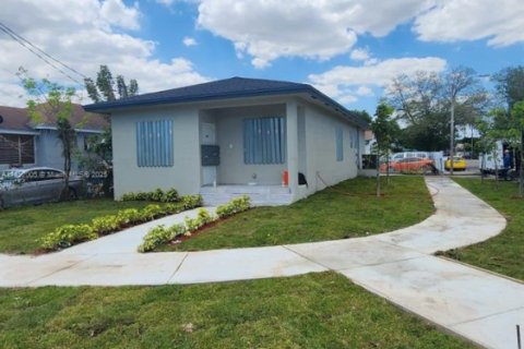 House in Miami, Florida 4 bedrooms, 130.06 sq.m. № 1946625 - photo 3