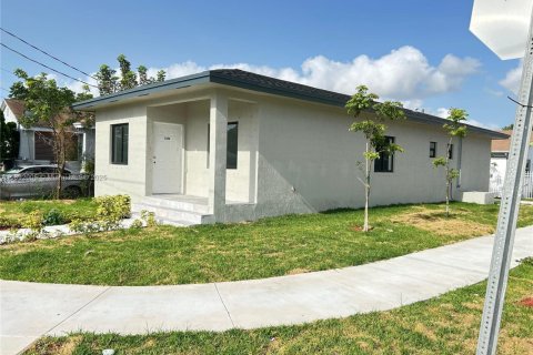 House in Miami, Florida 4 bedrooms, 130.06 sq.m. № 1946625 - photo 8