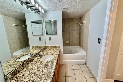 Condo in Port St. Lucie, Florida, 2 bedrooms  № 2082922 - photo 14