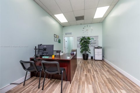 Купить коммерческую недвижимость в Халландейл-Бич, Флорида № 2021166 - фото 7