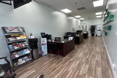 Купить коммерческую недвижимость в Халландейл-Бич, Флорида № 2021166 - фото 4