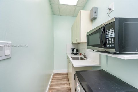 Купить коммерческую недвижимость в Халландейл-Бич, Флорида № 2021166 - фото 11