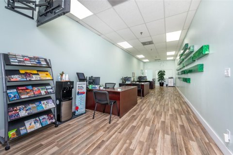 Купить коммерческую недвижимость в Халландейл-Бич, Флорида № 2021166 - фото 5