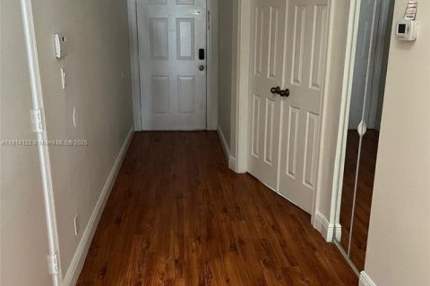 Купить таунхаус в Маргит, Флорида 2 спальни, 117.61м2, № 1969874 - фото 11