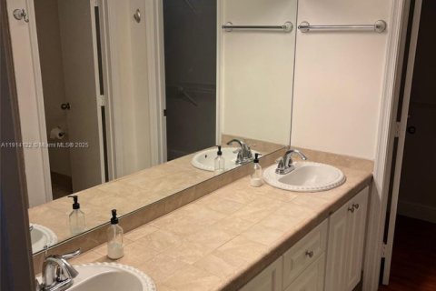 Купить таунхаус в Маргит, Флорида 2 спальни, 117.61м2, № 1969874 - фото 18