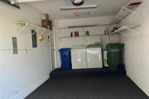 Купить таунхаус в Маргит, Флорида 2 спальни, 117.61м2, № 1969874 - фото 3