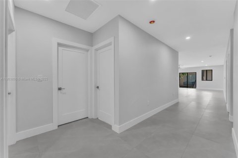 House in Dania Beach, Florida 4 bedrooms, 168.25 sq.m. № 1955075 - photo 3