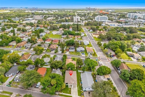 House in Dania Beach, Florida 4 bedrooms, 168.25 sq.m. № 1955075 - photo 21