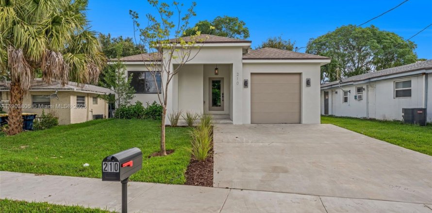 House in Dania Beach, Florida 4 bedrooms, 168.25 sq.m. № 1955075