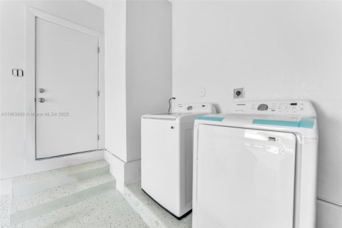 House in Dania Beach, Florida 4 bedrooms, 168.25 sq.m. № 1955075 - photo 19