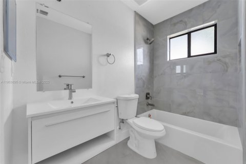 House in Dania Beach, Florida 4 bedrooms, 168.25 sq.m. № 1955075 - photo 6