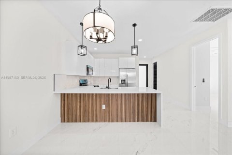 Commercial property in Cape Coral, Florida 222.97 sq.m. № 2057879 - photo 4