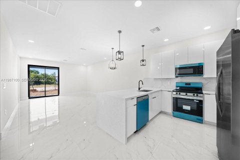 Commercial property in Cape Coral, Florida 222.97 sq.m. № 2057879 - photo 6