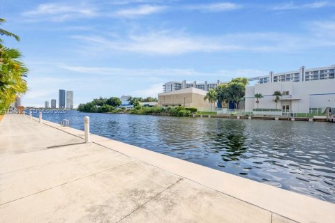 Condo in Aventura, Florida, 3 bedrooms  № 2002970 - photo 26